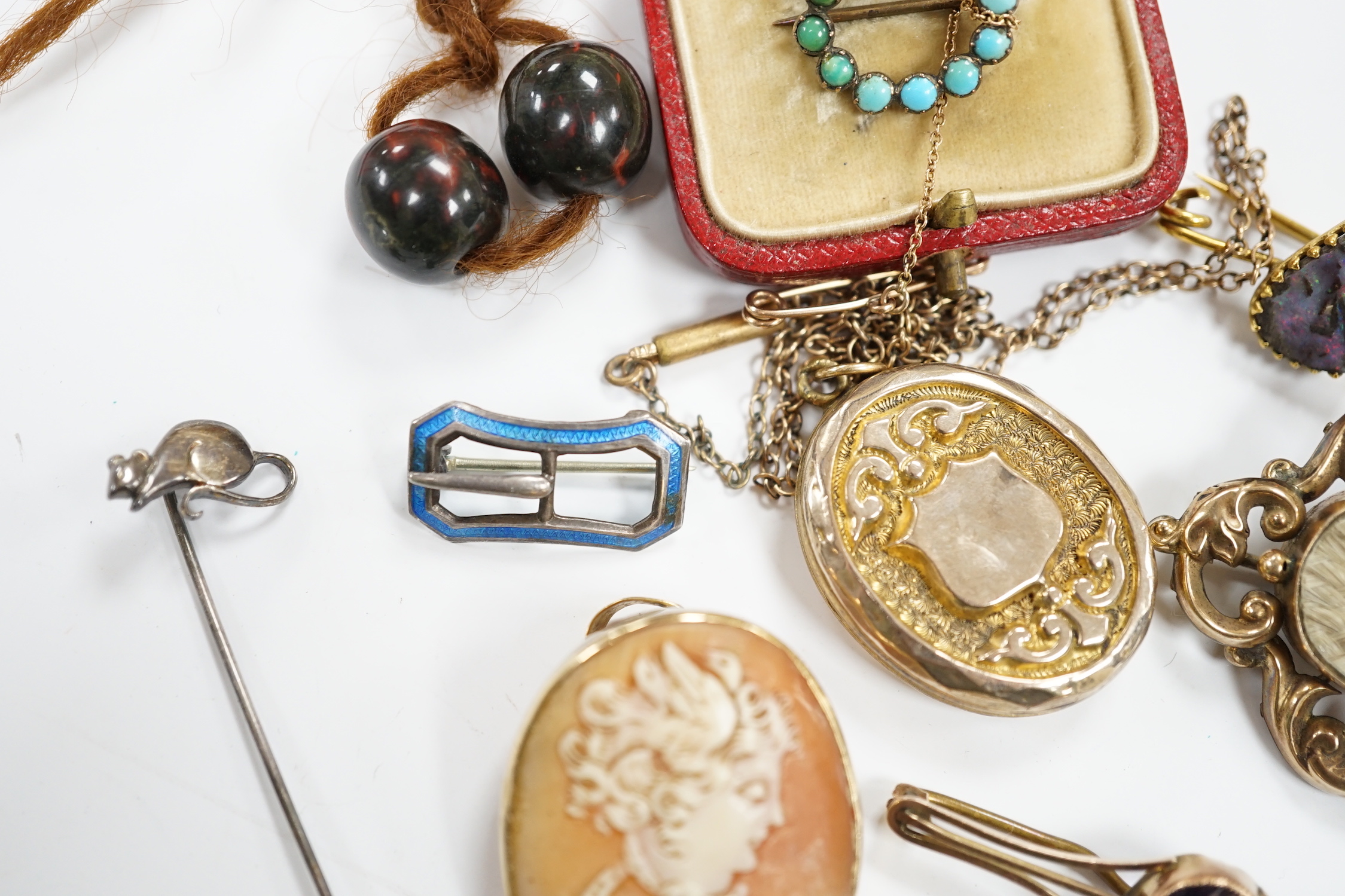 Three antique brooches, including a mourning brooch and a group of assorted jewellery including a 'Remember' locket, a 9ct mounted oval cameo shell brooch and a George V small silver and enamel buckle brooch by Charles H